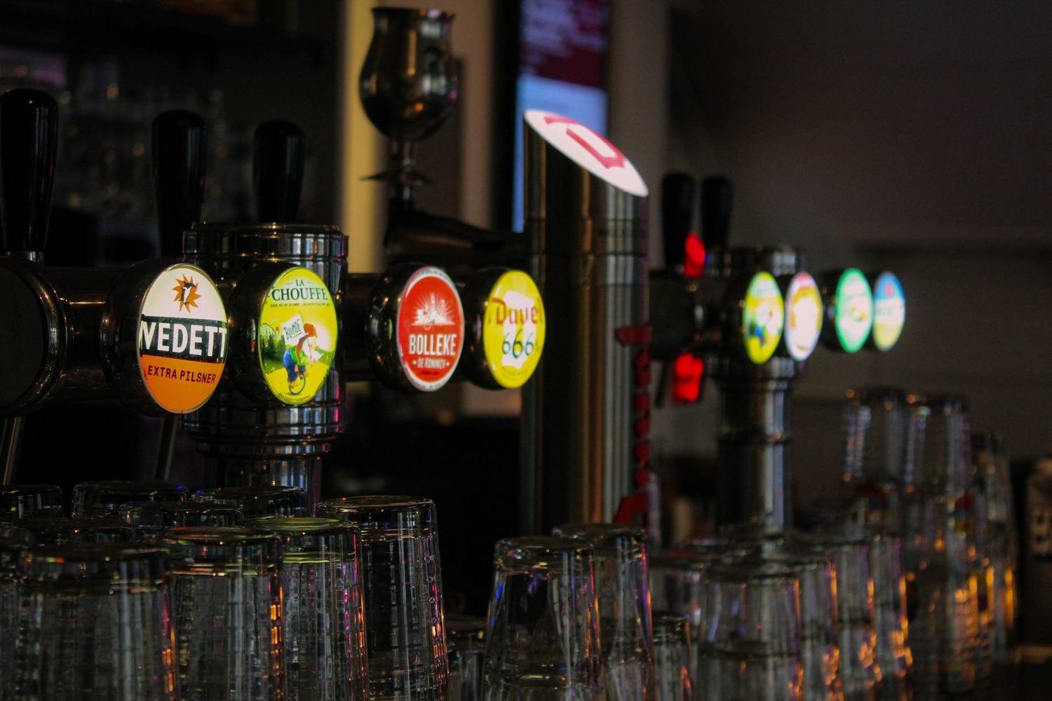 De taps met Belgische bieren aan de bar