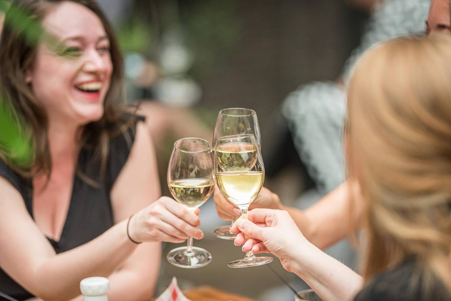 Gasten proosten met een glas wijn