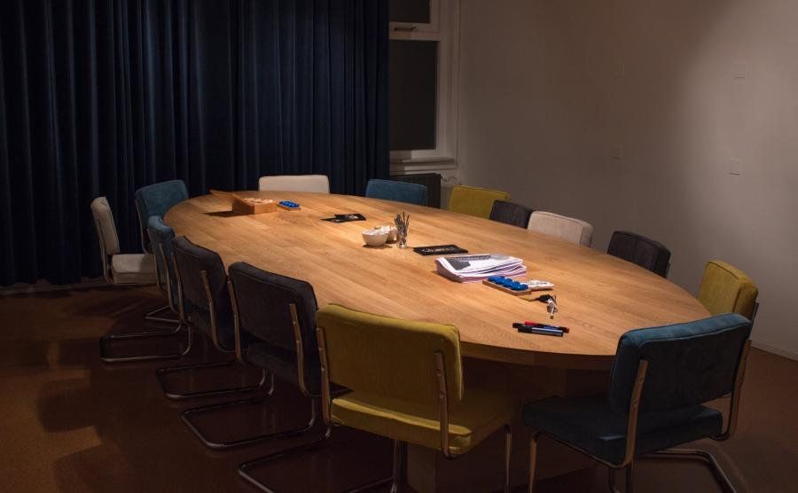 De Bovenkamer met ovale vergadertafel