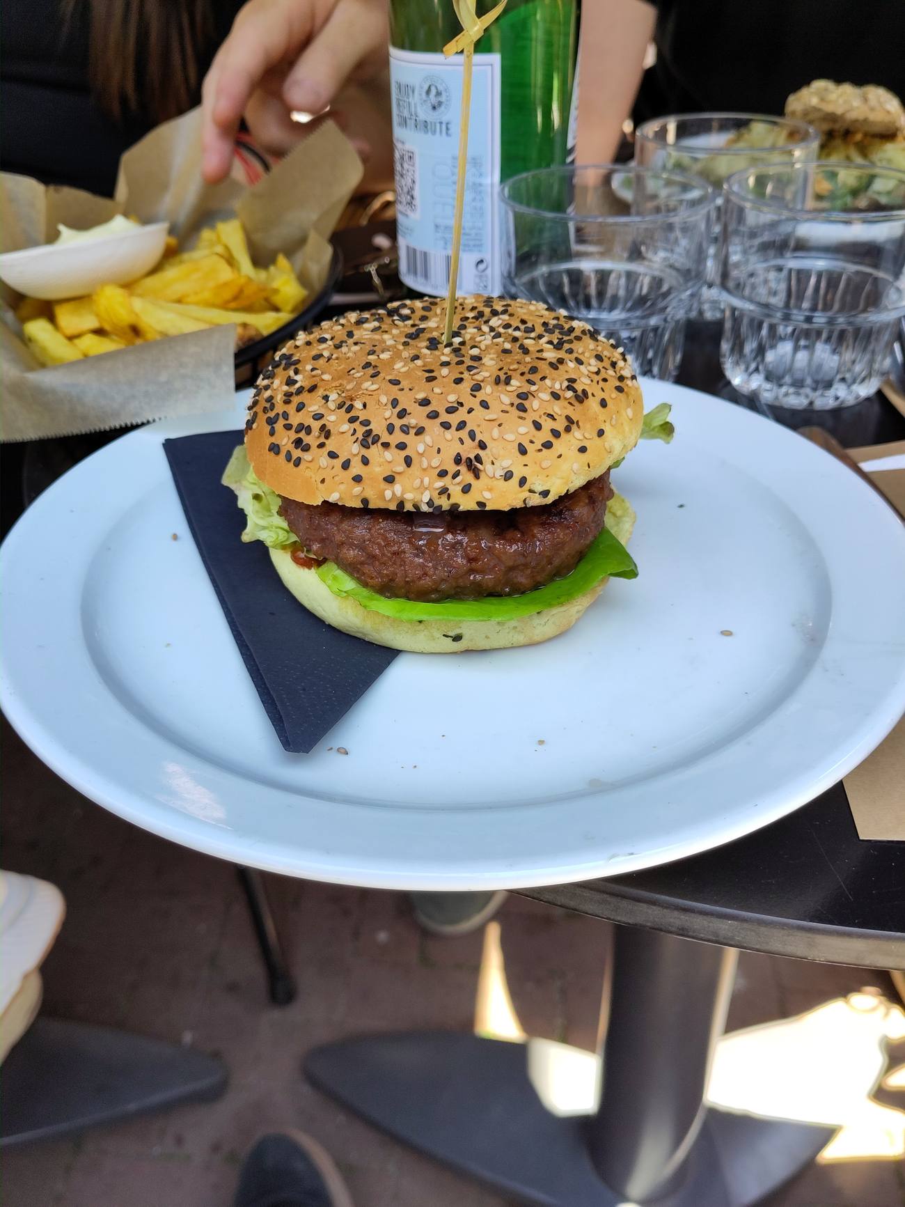 Hamburger op het terras