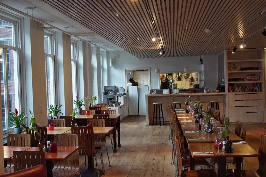 De bovenverdieping met zicht op de open keuken