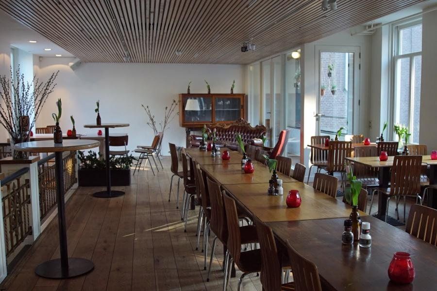 Lange tafels op de bovenverdieping