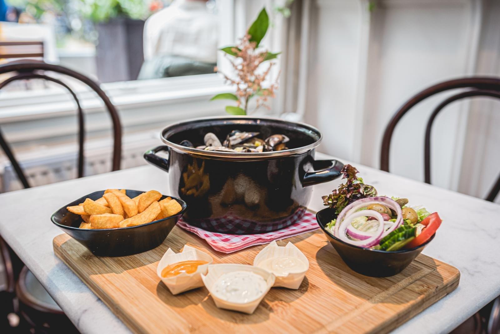 Mosselpan met Vlaamse frites op tafel
